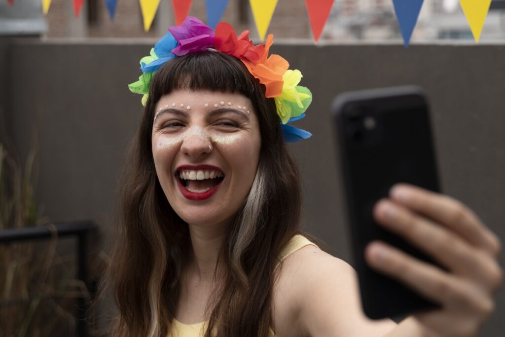 Jovem se divertindo no carnaval (Foto: Freepik)