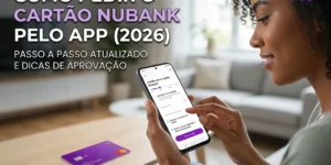 Mulher solicita cartão Nubank via app em sala moderna, 2026